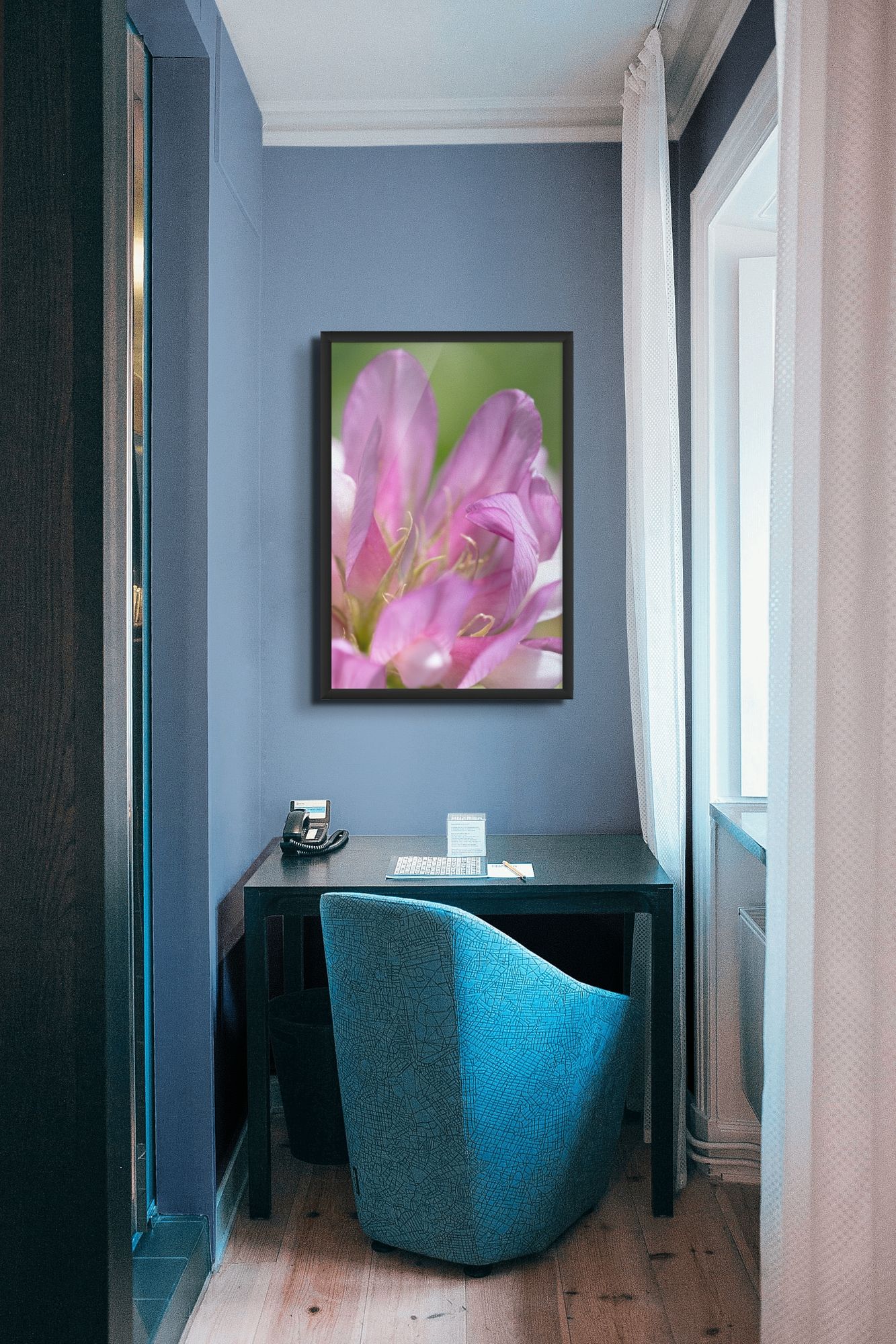 Fine Art Print von Alpenblumen in Violett und grün mit zartem Lichtspiel und Blütenblättern
