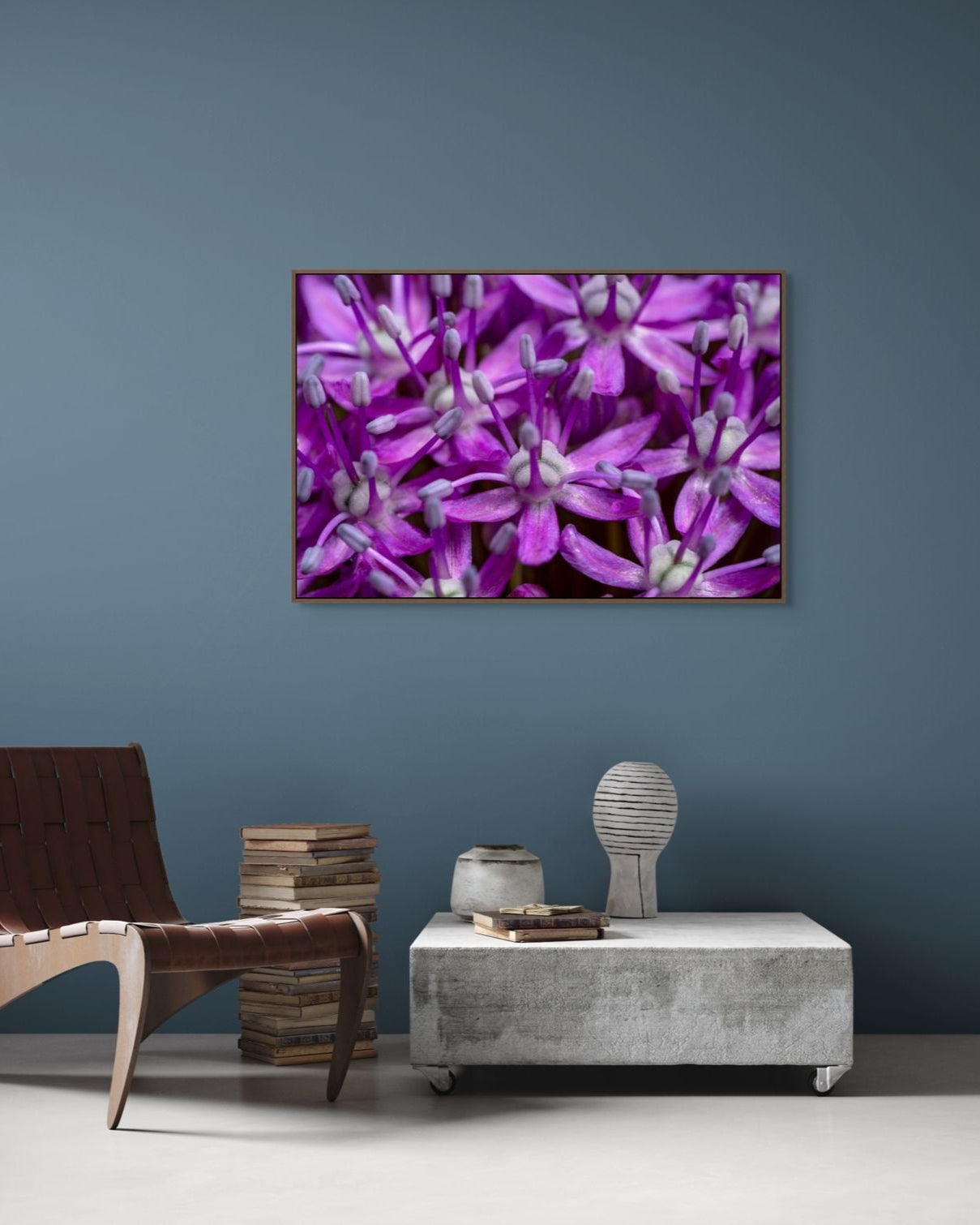 Detailreiche Nahaufnahme einer Allium-Blüte mit tanzenden Staubblättern